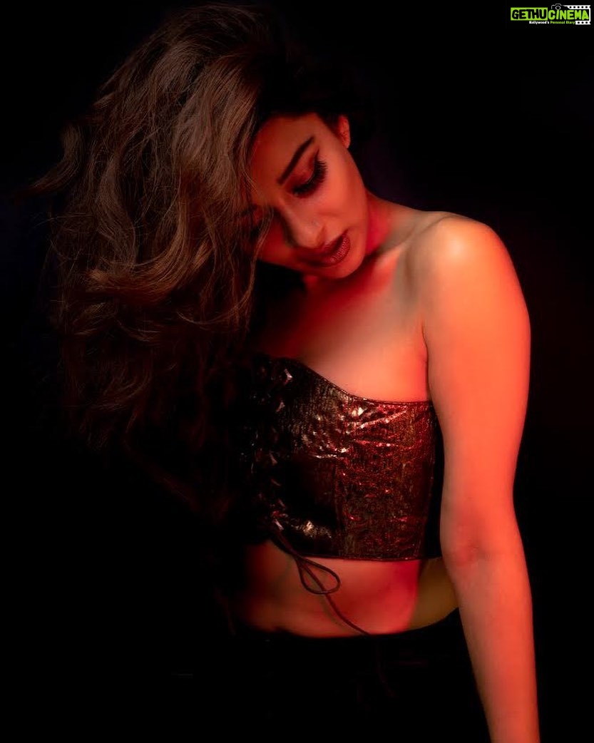 Madhuurima Instagram - If you want to be a conduit for God’s grace , you don’t have to be lined with gold . Copper will do ! Shot by @painted.lenss #copper #laugh #rosegold #metallica #beauty #fashion #mood #sensuous #sensuality #portrait #instamood #instalike #instagood #shebang #nyrabanerjee