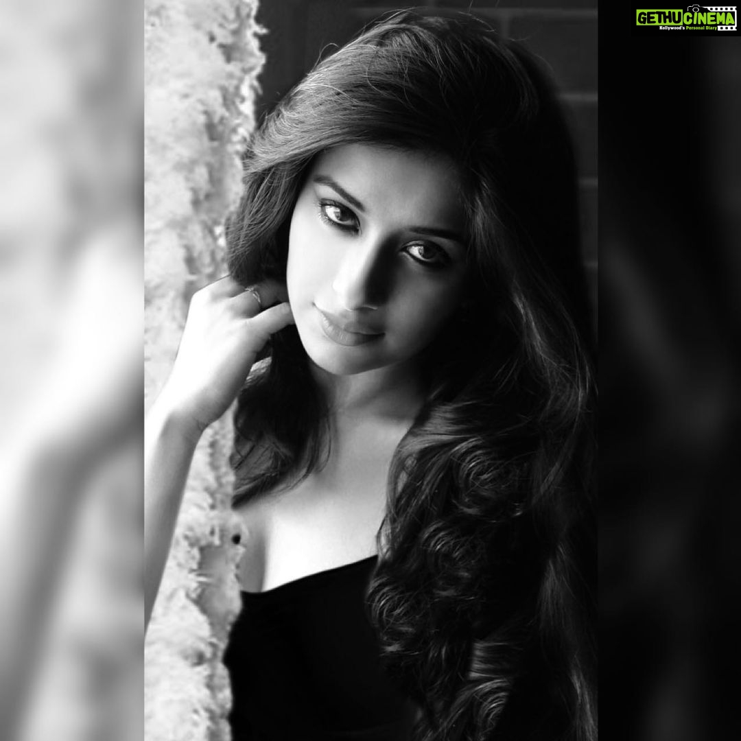 Madhuurima Instagram - Oh satrangi re naadani teri , nautanki teri naadani teri ! #khakhibanda #blackandwhite #beauty #beautiful #bestoftheday #bnw_greatshots #nyrabanerjee #selfie #selflove #selfportrait