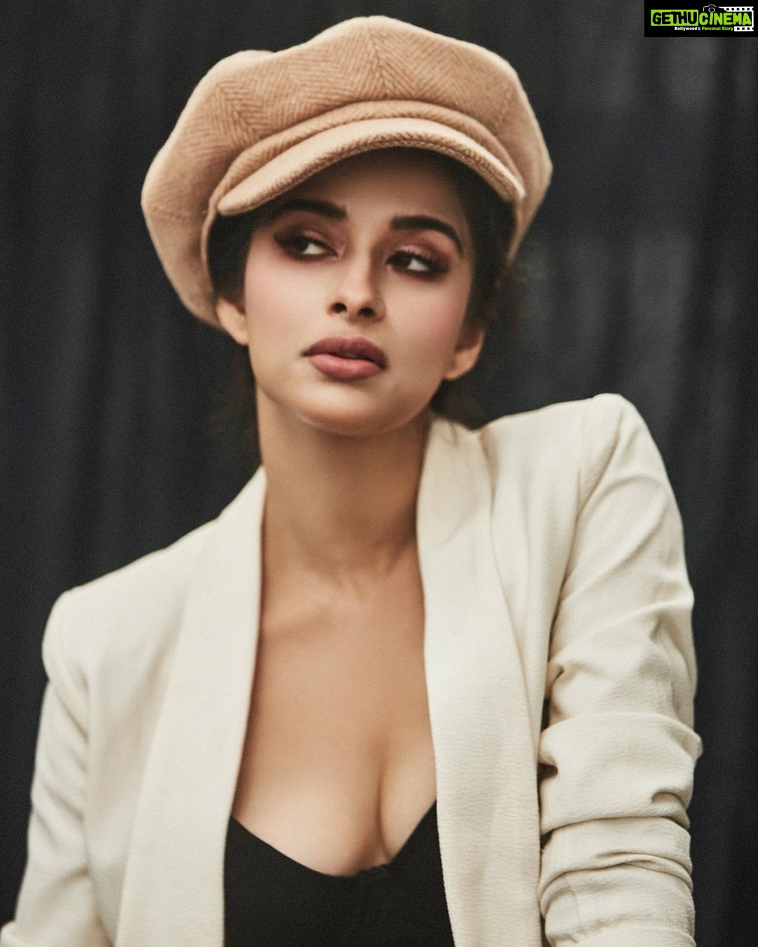 Madhuurima Instagram - Sochti hu uska dil kabhi mujhpe aye toh ππ. Shot by @shotbynuno u always get the right attitude out of me. #β€οΈ #vintage #vintagestyle #homemade #pretty #sundayfunday #sunday #sundayvibes #sundaymornings #formal #attitude #flow #love #lovewins