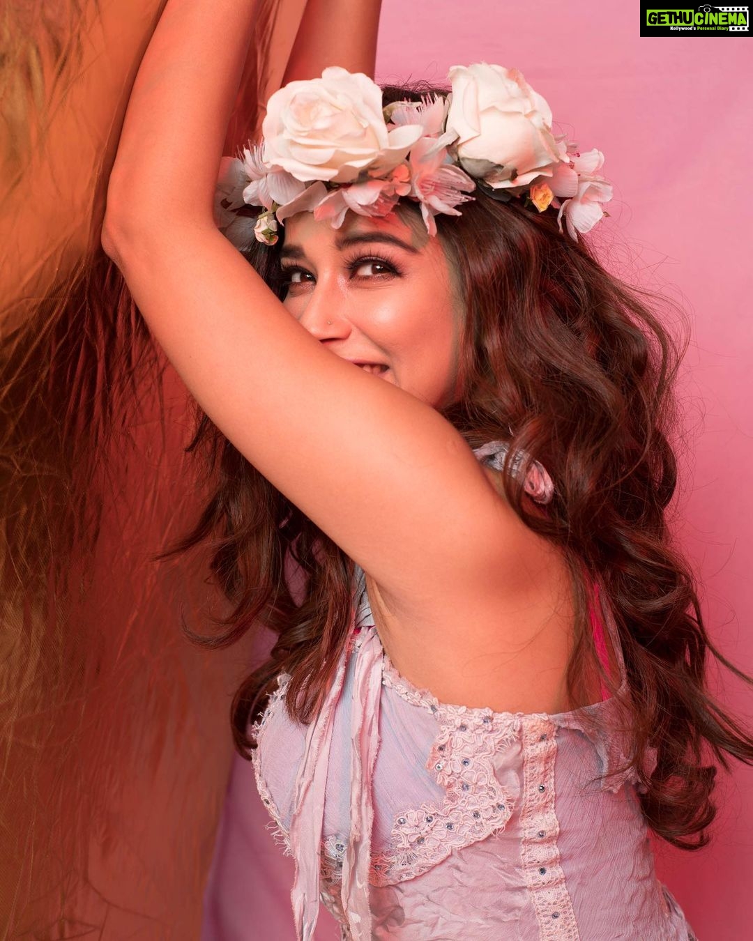 Madhuurima Instagram - Smile coz you are worth it 😍 shot by @painted.lenss , lashes by @idebeaut #smile #lovequotes #happy #grow #angel #angelic #angelsquad #angels #beauty #beautiful #beautybloggers #tiara #tiaras #fashion #style #swag #actor #actors #bollywood #cute #pretty #naughty #nyrabanerjee #explorepage #more