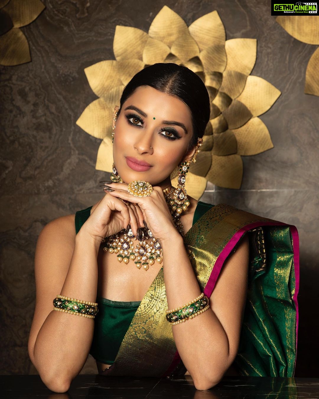 Madhuurima Instagram - MAA KAALRATRI is the destroyer of negative entities , ghosts , low energies , spirits , who represent the past . She represents the “ Death of Time “ CONCEPTUALISED BY :- @nehaadhvikmahajan . MUA, HAIR & STYLING:- @nehaadhvikmahajan BAG - @kainiche_by_mehak MAKEUP BRAND :- @forever52india #forever52navratri #ninedayninelooks . PHOTOGRAPHY:- @aashkapatelphotographyy . OUTFIT:- @kankatala_ . JEWELLERY:- @lalajugalkishore . LOCATION:- @courtyardmumbai . PRODUCTION:- NAM Makeovers #nammakeovers #nehaadhvikmahajan #festiveseason #festival #navratri #maa #festivalfashion #festive #nyrabanerjee #fashionstyle #fashionista #instagram #instamood #explore