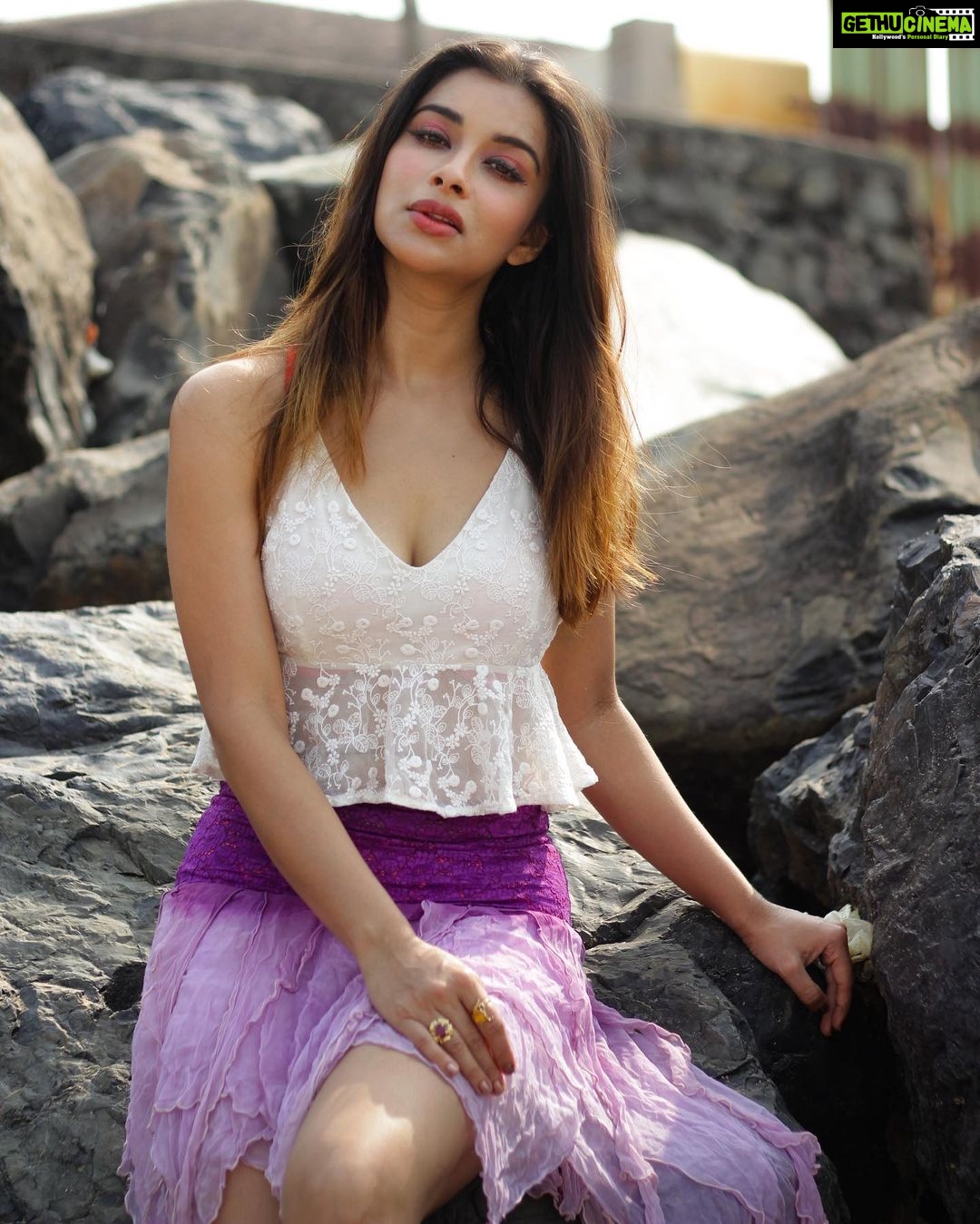 Madhuurima Instagram - In life you learn and you unlearn to learn what u have not learnt. Such is life. Shot by @krishnakalalphotography . #life #lifequotes #lifestyle #lifeisgood #lifegoals #lifeofadventure #lifelessons #life_is_street #creative #creativelifehappylife #nyrabanerjee #instagram #instadaily #instagood #instamood #instalove #followforfollowback #follow #loveyou #musings #justsharing #juhubeach #lifelessons #mylife