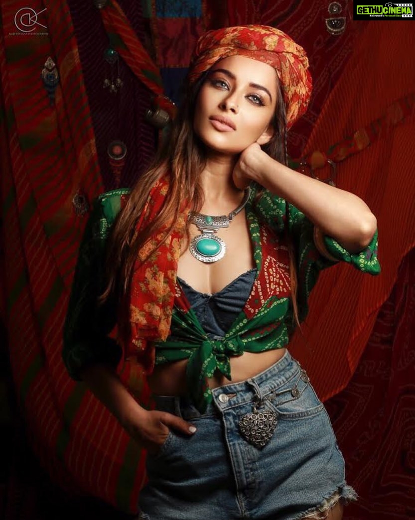 Madhuurima Instagram - Anarkali disco chali🤪. When one of my super fav photographer @amitkhannaphotography creates this magic during the lockdown and we have amazing crew like Styling @stylingbyvictor @sohail__mughal___ Mua and Hair @darenmemonofficial Art @manalirevankar123 , so love it. #portraitphotography #picoftheday #pictureoftheday #fashion #style #styleoftheday #nyrabanerjee #explorepage #explore #exploremore #hippie #hippiestyle #positivevibes #colours #vibrant #brilliant #power #fusionstyle #turbanstyle #batik #hit #hotstuff #swag #instadaily #instagood #indtamood #instagram #instafashion #instalove #instapic