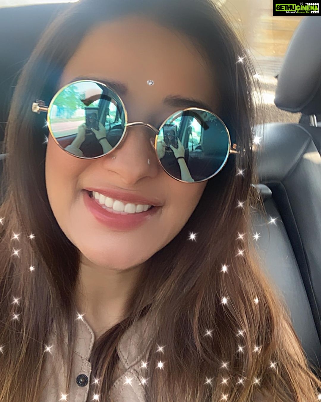 Madhuurima Instagram - My geeky self ! Trying to take pics with a filter using shades๐๐๐ #masti #family #familytime #trip