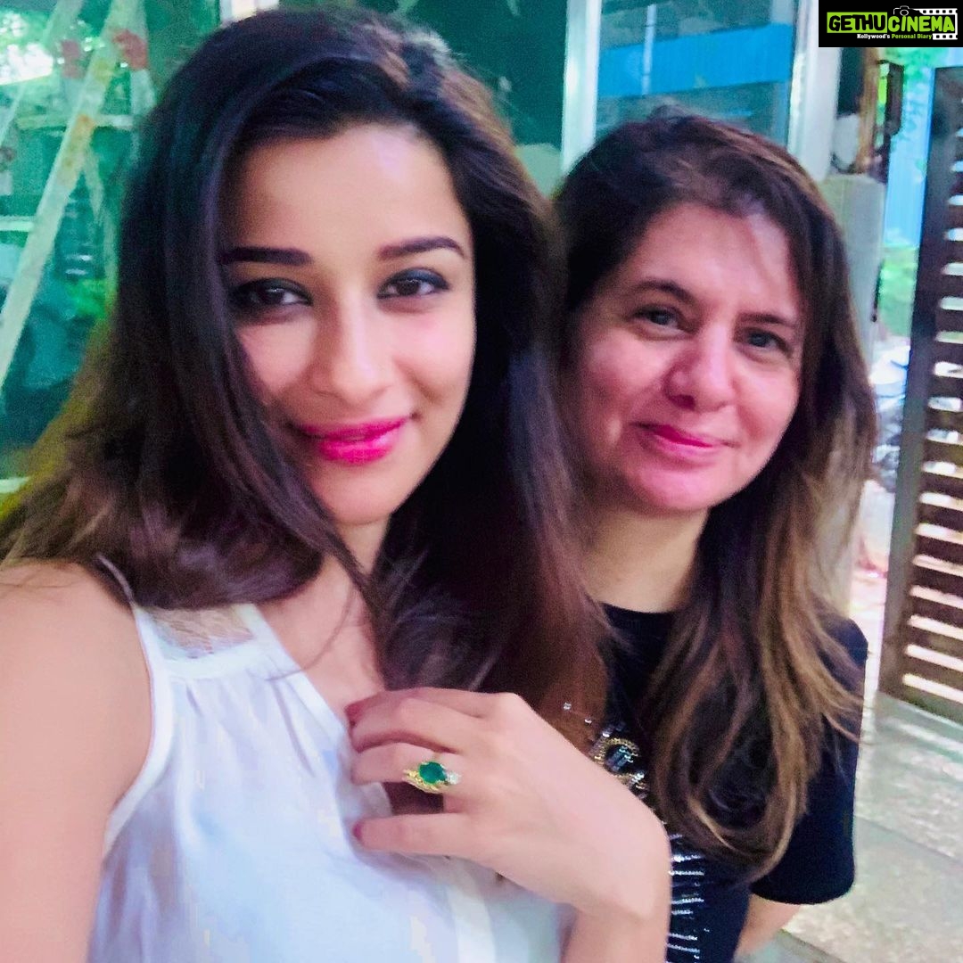 Madhuurima Instagram - @binaiferkohli the lady I love the most after my mommy , my producer . Simply in love with her 🥰. #boss #bosslady #producer #favourite #womanpower @starbharat #excusememadam