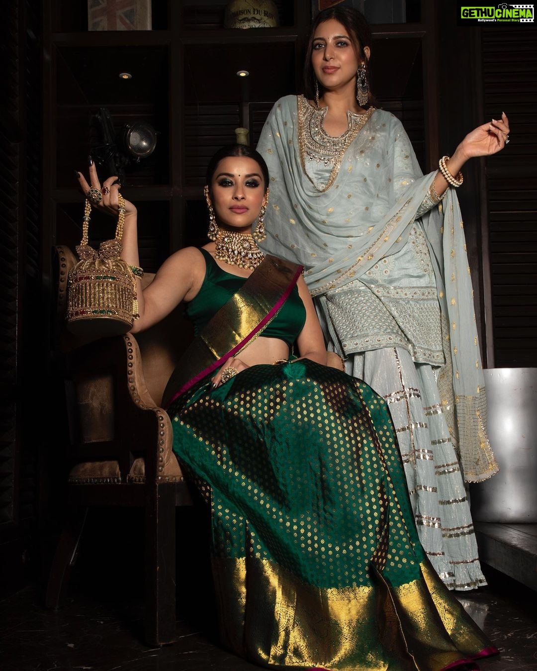 Madhuurima Instagram - MAA KAALRATRI is the destroyer of negative entities , ghosts , low energies , spirits , who represent the past . She represents the “ Death of Time “ CONCEPTUALISED BY :- @nehaadhvikmahajan . MUA, HAIR & STYLING:- @nehaadhvikmahajan BAG - @kainiche_by_mehak MAKEUP BRAND :- @forever52india #forever52navratri #ninedayninelooks . PHOTOGRAPHY:- @aashkapatelphotographyy . OUTFIT:- @kankatala_ . JEWELLERY:- @lalajugalkishore . LOCATION:- @courtyardmumbai . PRODUCTION:- NAM Makeovers #nammakeovers #nehaadhvikmahajan #festiveseason #festival #navratri #maa #festivalfashion #festive #nyrabanerjee #fashionstyle #fashionista #instagram #instamood #explore