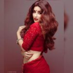 Madhuurima Instagram - kamariya lachake re .. baabu zara bach ke re... shola jaise bhadake re ... dil mera dhadake re ❤️. #dil #pyaar #dosti Shot by @sanjeevasherphotography makeup hair , styling , concept by me 🤪 #india #indian #momssaree #bengali #ethnic #wild #wavyhair #beauty #hotgirlsummer #picoftheday #explorepage #explore #woman #portraits #portraitpage #red #redhair #ig_captures #bestoftheday #bengalsofinstagram #hashtags #maakisaree