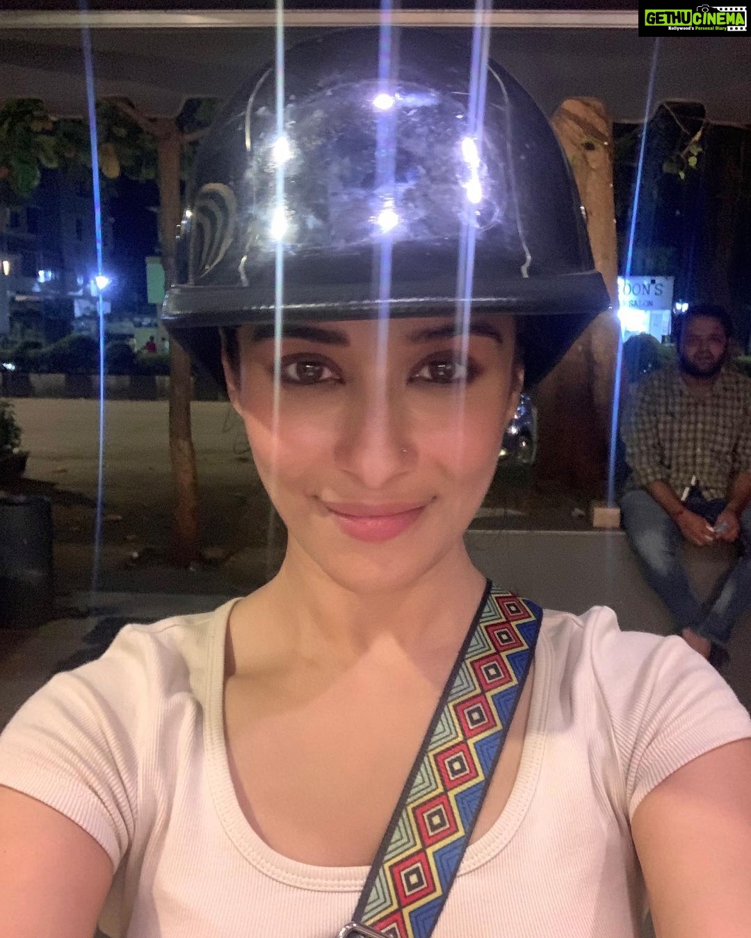 Madhuurima Instagram - Expectation mei nahi , reality mei jiyo! Thanks @mehuljoseph123 for your caption . #metal #metallic #metallica #metalhelmet #friends #college #collegegang #nyrabanerjee #collegedays #throwback🔙 #love #awesome #besttimes #baby @farhadmehta ye helmet mujhe dede thakur!!