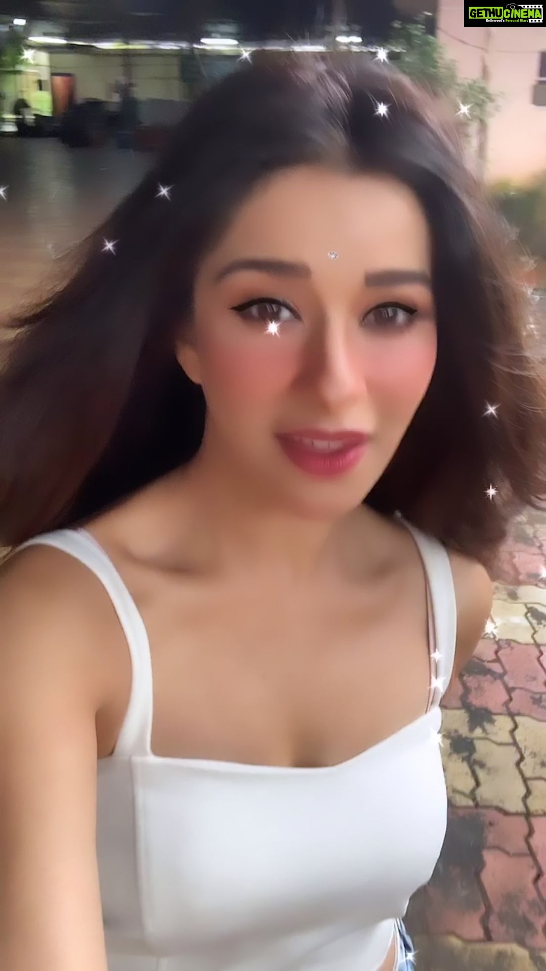 Madhuurima Instagram - Love me love me love me all the way 😍😍😍😍😍 #reels #explorepage #explore #exploremore #outdoors #beauty #happiness #power #white