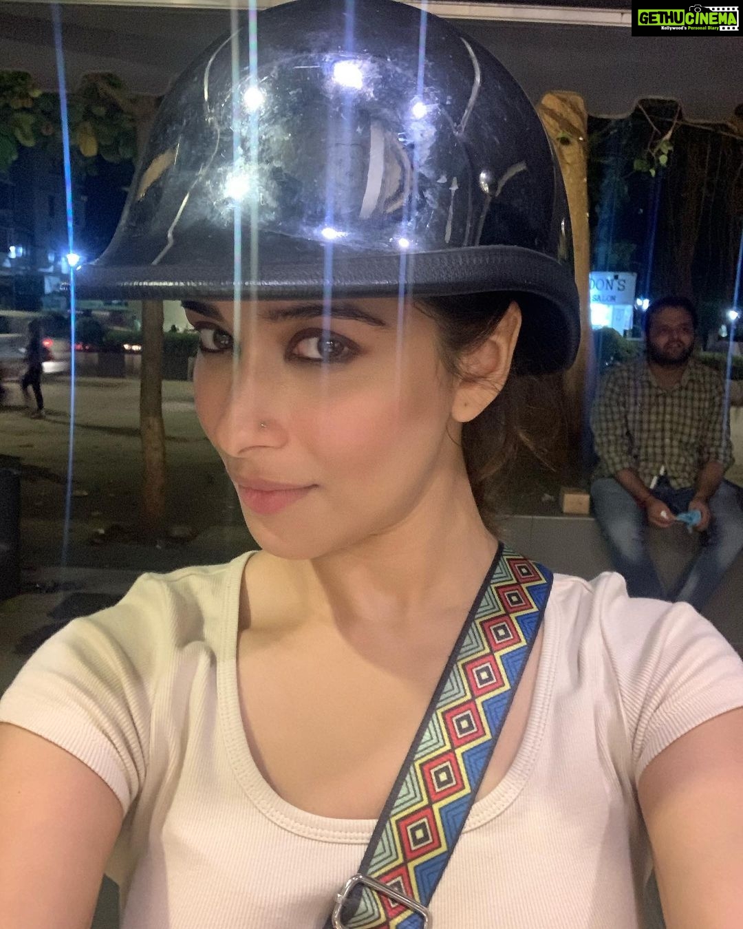 Madhuurima Instagram - Expectation mei nahi , reality mei jiyo! Thanks @mehuljoseph123 for your caption . #metal #metallic #metallica #metalhelmet #friends #college #collegegang #nyrabanerjee #collegedays #throwbackđź”™ #love #awesome #besttimes #baby @farhadmehta ye helmet mujhe dede thakur!!