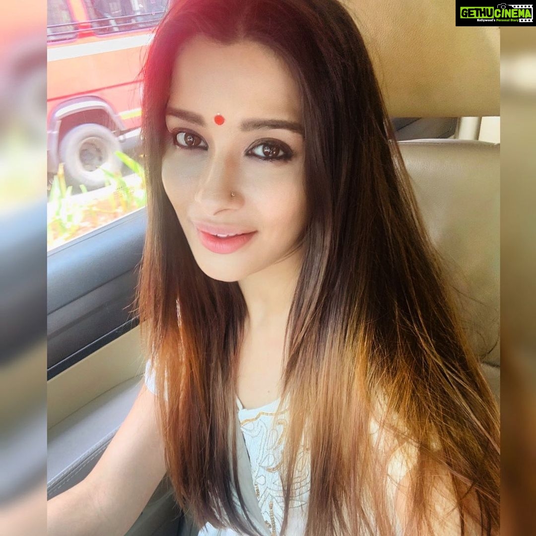Madhuurima Instagram - A positive action gives such instant happiness. Starting ur day with good thoughts can actually make u experience great things through out the day. #magical #vibes #greatful #white #pure #puja #belief #love #magic