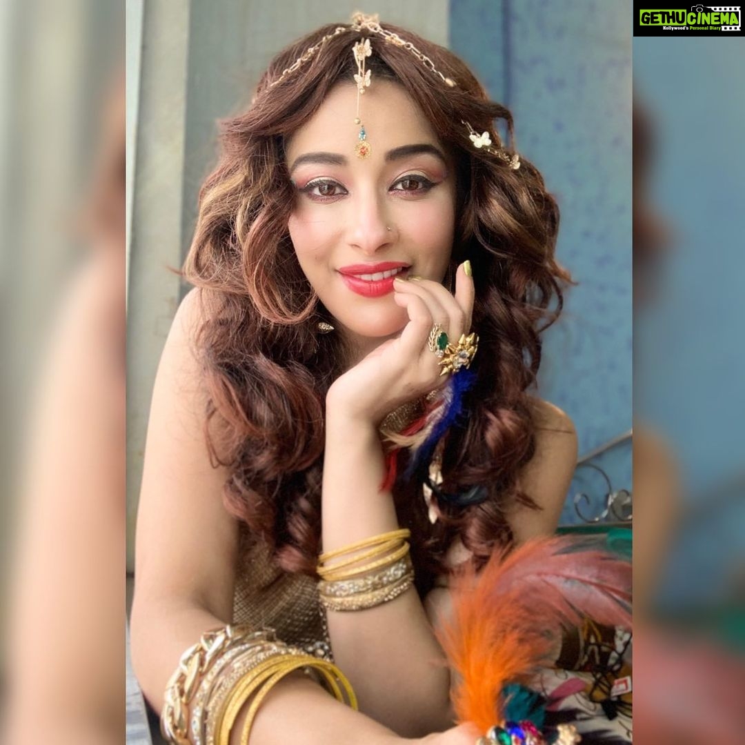 Madhuurima Instagram - Any guesses what m I upto???? 🥰🥰🥰🥰 #guess #guessit #ethnic #indian #tradition #traditional #divine #divinefeminine #divinemaa #lovefl #loveisintheair #smile #smilemore #happiness #happy #happytime
