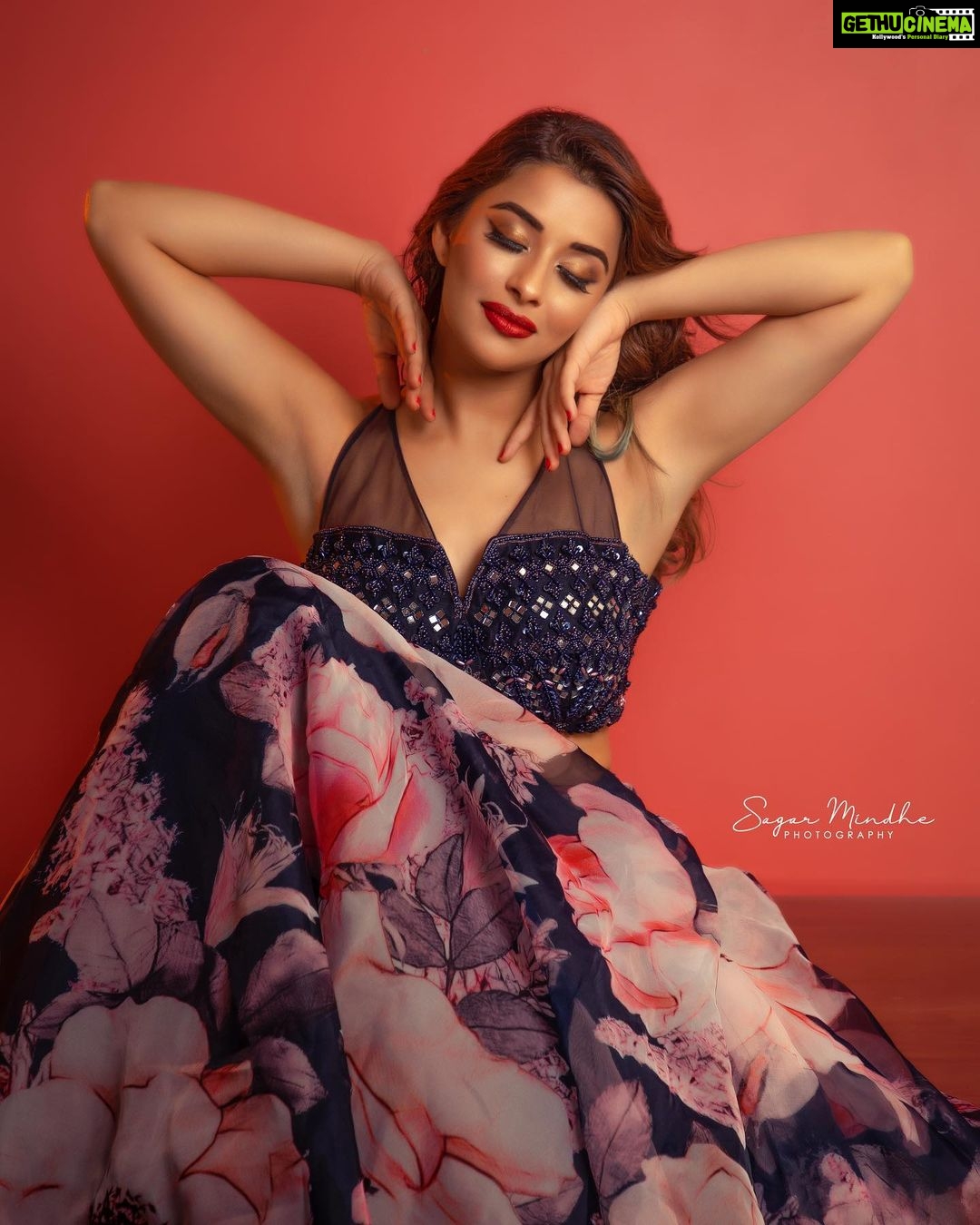 Madhuurima Instagram - Lift up your head princess! If not the crown falls 🤩🥰 Shot by @artographybysagar Styling and MUA @monashairandbeauty