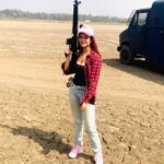 Madhuurima Instagram - Bandook se goli maaru ya Ankhiyo se 🤪 Bandook meri laila! 🤩🤩🤩 #shoot #shooting #shooter #shootfilm #shootout #throwback #2018bestnine @blankthefilm @behzu @itsvishalrana #bollywood #memories #travel #action #shooter #nyrabanerjee #loveislove #checks #shirts #fashion #style #ladydon