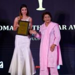 Madhuurima Instagram - I wake up to the news that our beloved masterji is.......... . I hope her soul completes the journey peacefully. I received my First Award (@iconicwomanawards ) from the hands of this graceful #iconic lady @sarojkhanofficial . Ma’am I have loved you since my childhood and I’m blessed that I got an opportunity to meet u ❤️ u will always be remembered by all of us ❤️ @harshitafangirl @drumrollevents . #sarojkhan #masterji #guru #dance #iconic #goddess #prayers #blessed #soul