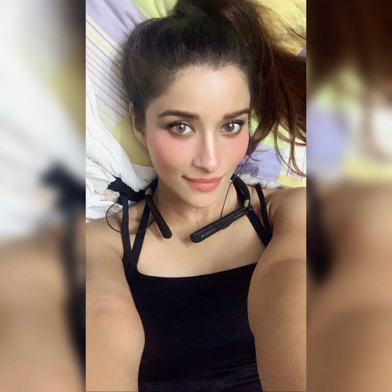 Madhuurima Instagram - The more they tell me we like u without makeup and I keep experimenting with makeup 🤦🏻‍♀️🤦🏻‍♀️ . Guess what I’m thinking ?????#selfiequeen #selfcare #selflove #self #selfportrait #black #hotstuff #mohini #playfull #playtime #night #nightphotography #nightlife #dreamer #mystery #mysterious #nyrabanerjee #guess