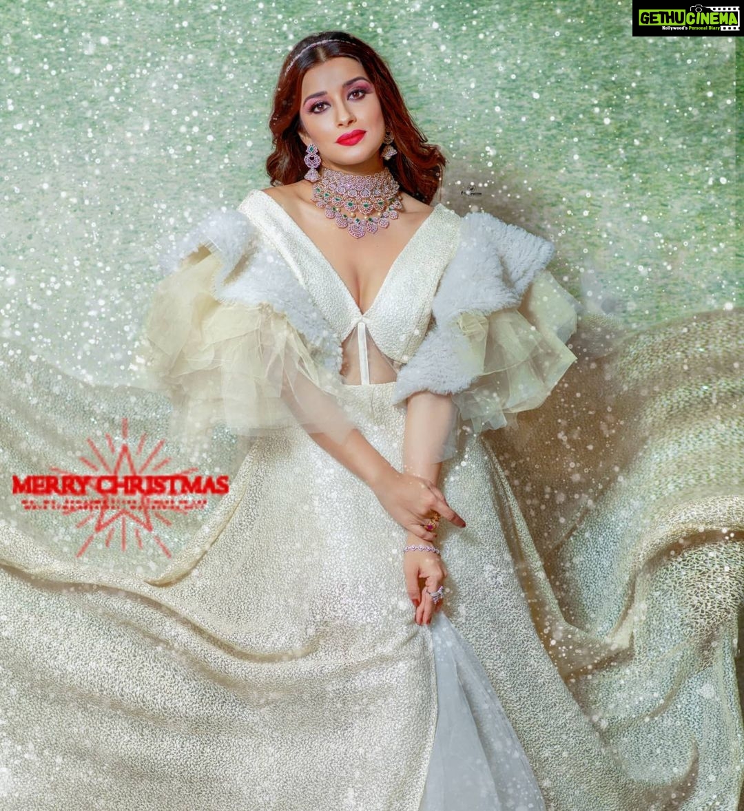 Madhuurima Instagram - Merry Christmas.....feel the vibe.. .. Muse - @nyra_banerjee MUA - @makeupartisthemal Captured By - @mspiration_lakshmiwankhede Styling by @lakshmiwankhede Jewellery - @rreizojewels Outfit - @the_o.f.u @godoxindiaofficial @nikonindiaofficial @nikond850official (These image belongs to M'spiration - Inspiring Memories, retouching or unauthorized copying is strictly prohibited. No images to be used with out our prior permission. Thank you!) . . . You can connect with us for your Photography needs by calling us at 9867590788 or mail us at wankhedelakshmi@gmail.com #beauty #fashion #fashionista #whitegown #beautyportraits #fashionphotography #gowns #whiteisbeautiful #western #white #celebrity #nyrafanclub #nyrabanerjee #nyrangers #nyraians #nyrabanerjee❤️ #nyrabanerjeefan Mulund West
