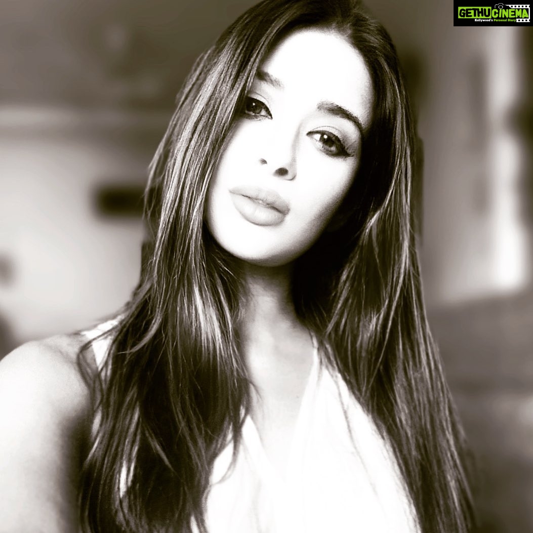 Madhuurima Instagram - Chroming ! #chromatica #blackandwhite #photography #bollywood #nyrabanerjee #love #loveyourself #loveandlight #communicate