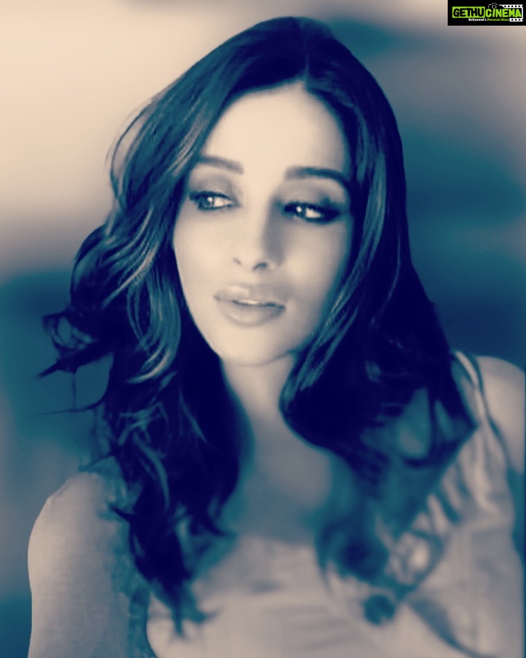 Madhuurima Instagram - Nashville?? #nashville #hue #blue #selfie #homeshot #quarantinelife #candid #photography #shotoniphone #iphonex #selfie #bollywood #nyrabanerjee #captured #summershots #desired
