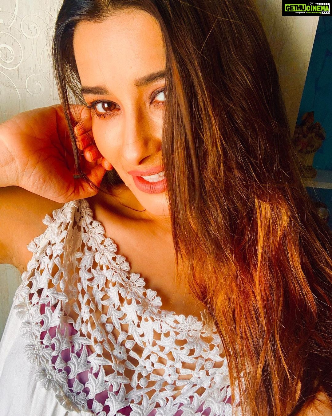 Madhuurima Instagram - THE DELIGHTED SOUL! #delight #soulful #joy #happiness #loved #blessed #care #beauty #mine #yourself #selfie #warmth