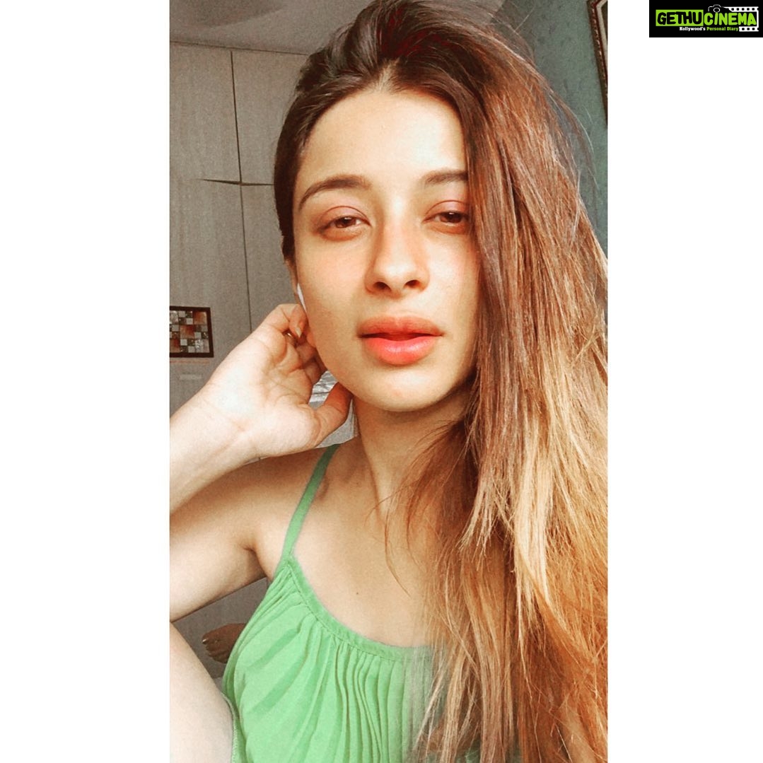 Madhuurima Instagram - 3 AM shayari( Copyright of Nandita Banerjee) Aap kahte the ki rone se nahin badalta naseeb Aapki is baat ne kabhi rone na diya Aapne kabhi rone ka phursat na dee thee Yehi jazbaat ne kabhi rone na diya Rone ka haalaat hi na aaye Yuhi duwa karke aap chale gaye Isi baat pe rona aata hai Ki aapki is baat ne kabhi rone na diya Rone ki shikayat na kar de koi Aapse Is darr ne kabhi rone na diya Aankhon ki nami ko kya rona kahte Hain? Isi Shaq ne bhi kabhi rone na diya ! #shayari #3amshayari #nomakeup #nudelook #pensive #moods #musings #quarantine #creativeminds #bollywood #pinkvilla #instantbollywood #divyadrishti #meishayartohnahi
