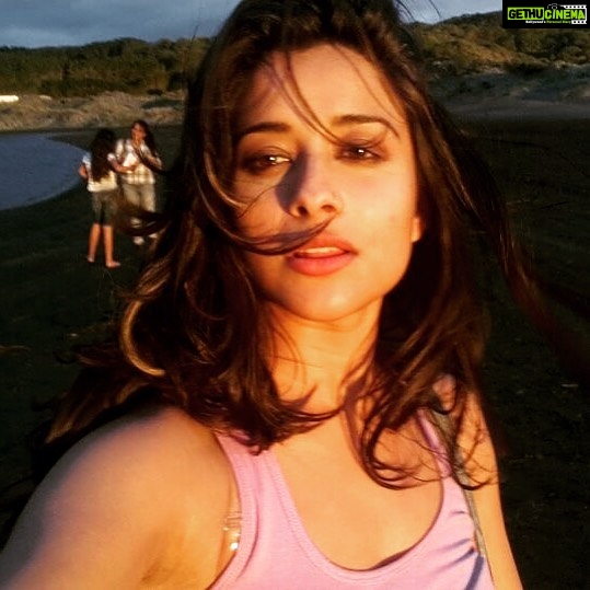 Madhuurima Instagram - Massive #throwback ! 5 years ago strolling on the beaches of #newzealand , have always liked clicking with #sunbeam on me❤️ ans now I’m quarantined with some lovely #memories #portraitphotography #picoftheday #bollywood #baby #instagood #style #swag #beauty #quarantined