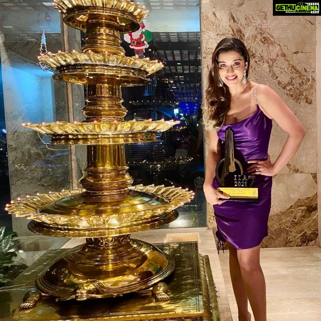Madhuurima Instagram - “ BEST PERSONALITY OF INDIAN TELEVISION 2021 “ awarded by the “THE INTERNATIONAL ICONIC AWARDS “ Thank you @internationaliconicaward @iadityakhurana Thank you mom @whitepeacockh for shaping me up into what I’m today ! Ur a proud mom isn’t it ? Thanks to all the special people in my life ❤️ Thank you all my fans , viewers and supporters for your constant love and support ❤️. #blessed #gratitude #love #awards Hairstylist @dethejaya Makup @mujahidshaikhmakeupartist