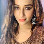Madhuurima Instagram - Let my soul smile through my heart and my heart smile through my eyes , that I may scatter rich smiles in sad hearts❤️😍💪🏻😇🤗#musings #picoftheevening #picoftheday #wonderwoman #smile #loveme #mumbai #india #gratitude #spiritualawakening #spirituality #portrait #bollywood #tellywood #tollywood #eye #smile #loveyouforever