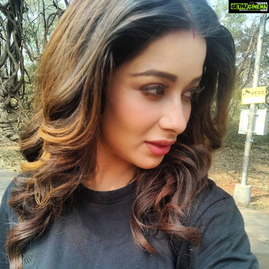 Madhuurima Instagram - Morning selfie and I look so thoughtful ♥️ hair by @talesofshadows_ . Love the look #black #blacklook #curlyhair #curls #selfie #pictureperfect #morningmotivation #goldenhair #morningpose #rosy #eyes #peachlips #woods #filmcity #bts #candid #canonphotography #divyadrishti