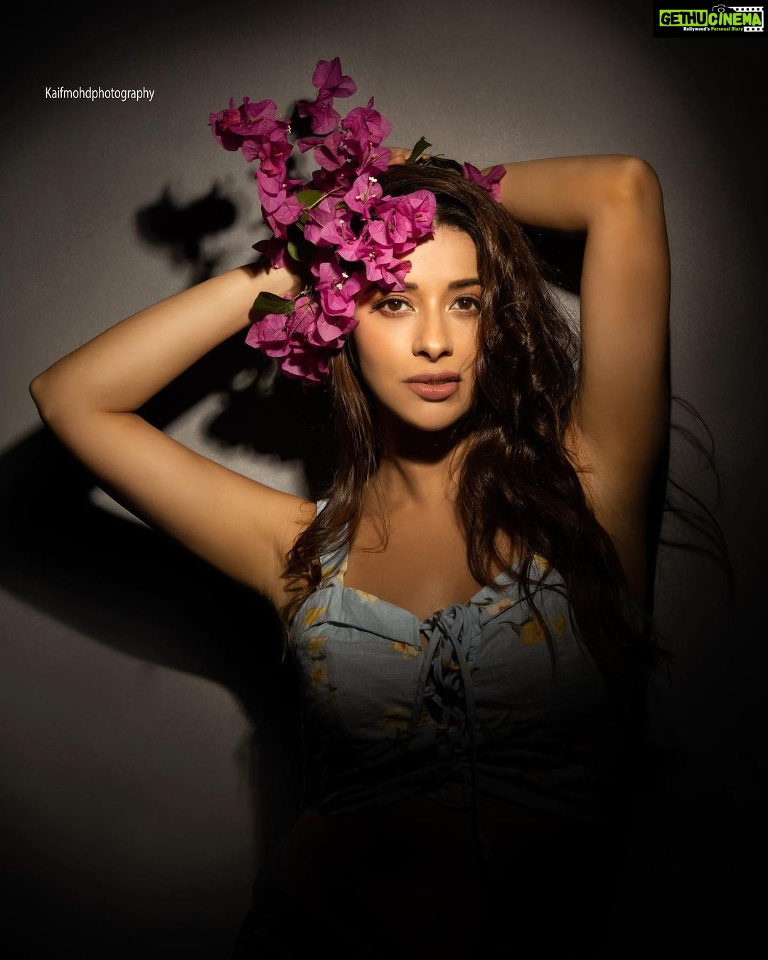 Madhuurima Instagram - @nyra_banerjee @makeupbybharti @safyanali_retouching @fzyfuzionstudio #photoshoot #photography #pictureoftheday #actress #nyrabanerjee #studiophotography #studiosetup #kaifmohdphotography #fzyfuzionstudio Mumbai, Maharashtra