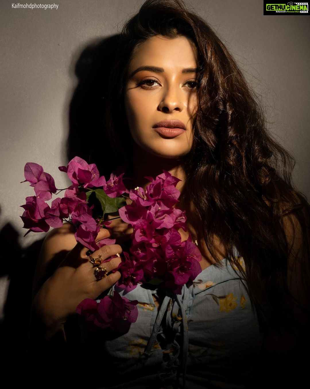 Madhuurima Instagram - @nyra_banerjee @makeupbybharti @safyanali_retouching @fzyfuzionstudio #photoshoot #photography #pictureoftheday #actress #nyrabanerjee #studiophotography #studiosetup #kaifmohdphotography #fzyfuzionstudio Mumbai, Maharashtra