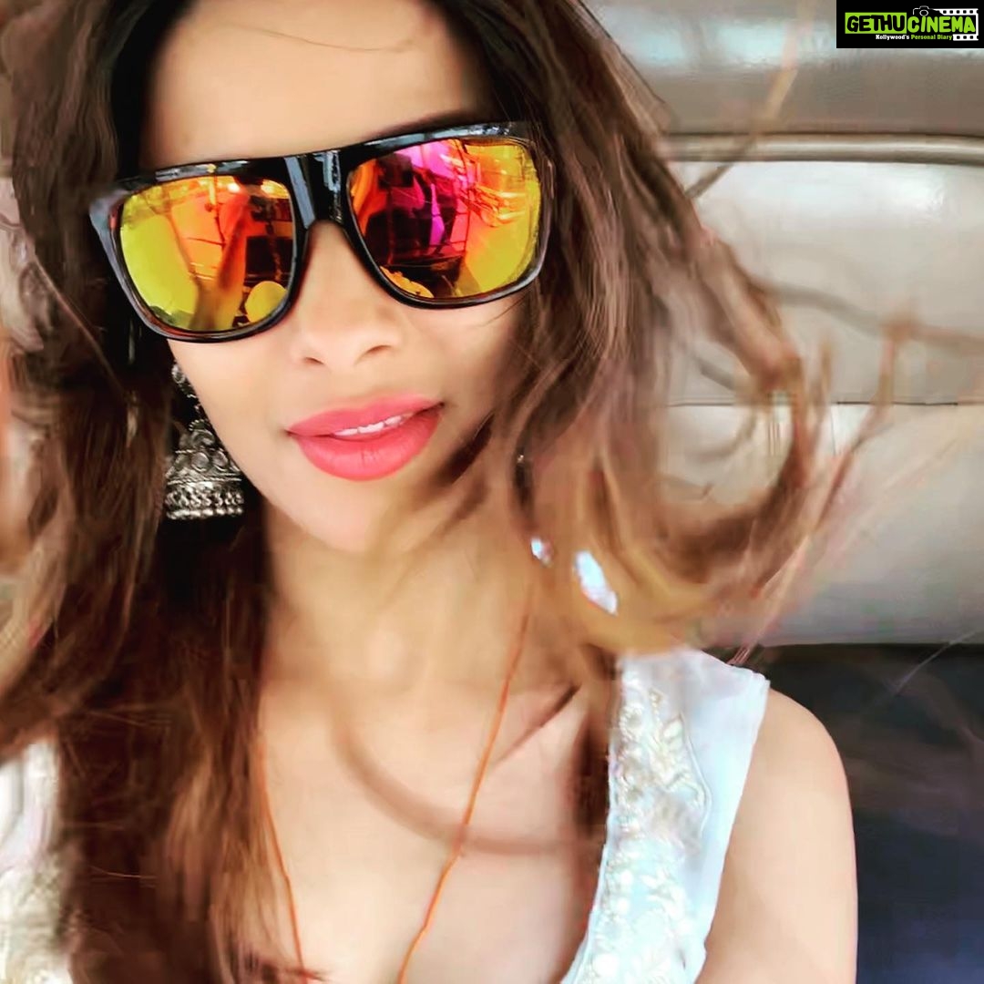 Madhuurima Instagram - Seeing a fiery world or seeing through the fire?? #hues #world #perspective #shades #eyes #rikshawride #colouredhair #bollywood #beauty #healthylifestyle #instagood #instago #instadaily #portrait #picoftheday #throwbackpicture #photographer #baby #babe #life #colouredvision