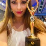 Madhuurima Instagram - Your first award is the most special one !! They called me “Iconic” woman of the year 2020 ! Being amongst the Iconic women firstly my mother , @niveditabasu and @thefangal , makes me feel special. The three women I mentioned are star makers !! To top it all to receive the Award by non other than The ICONIC SAROJ KHAN maam was a dream come true !!! Thank you audience for looking upto me. Thank you @muktadhond ma’am for this opportunity that today I’m amongst such wonderful people who realise their full potential. Thank you @iconicwomanawards @celebsbooking @piyussjaiswal @habitatforhumanity @drrumrolls_media @thefangal @thepranilonly for this lovely platform ❤️ thank you @justkarankhanna for the constant support you have given me always.. I hope I can live up to everyone expectations with gods grace. Thanks #divine for everything #gratitude @divyakhoslakumar @sarojkhanofficial #iconicwomanawards2020 #internationalwomensday #love #beingwoman #proudwoman #divyadristi