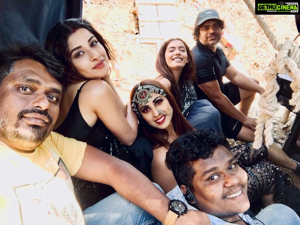 Madhuurima Instagram - With my beautiful team #divyadrishti @muktadhond @starplus @hotstar @hotstarpremium @satish_badde @sana_sayyad29, our director Arshad Sir. #sangeetaghosh , #bts #bt #film #filmphotography #picoftheday📷 #photographer #love #gratitude