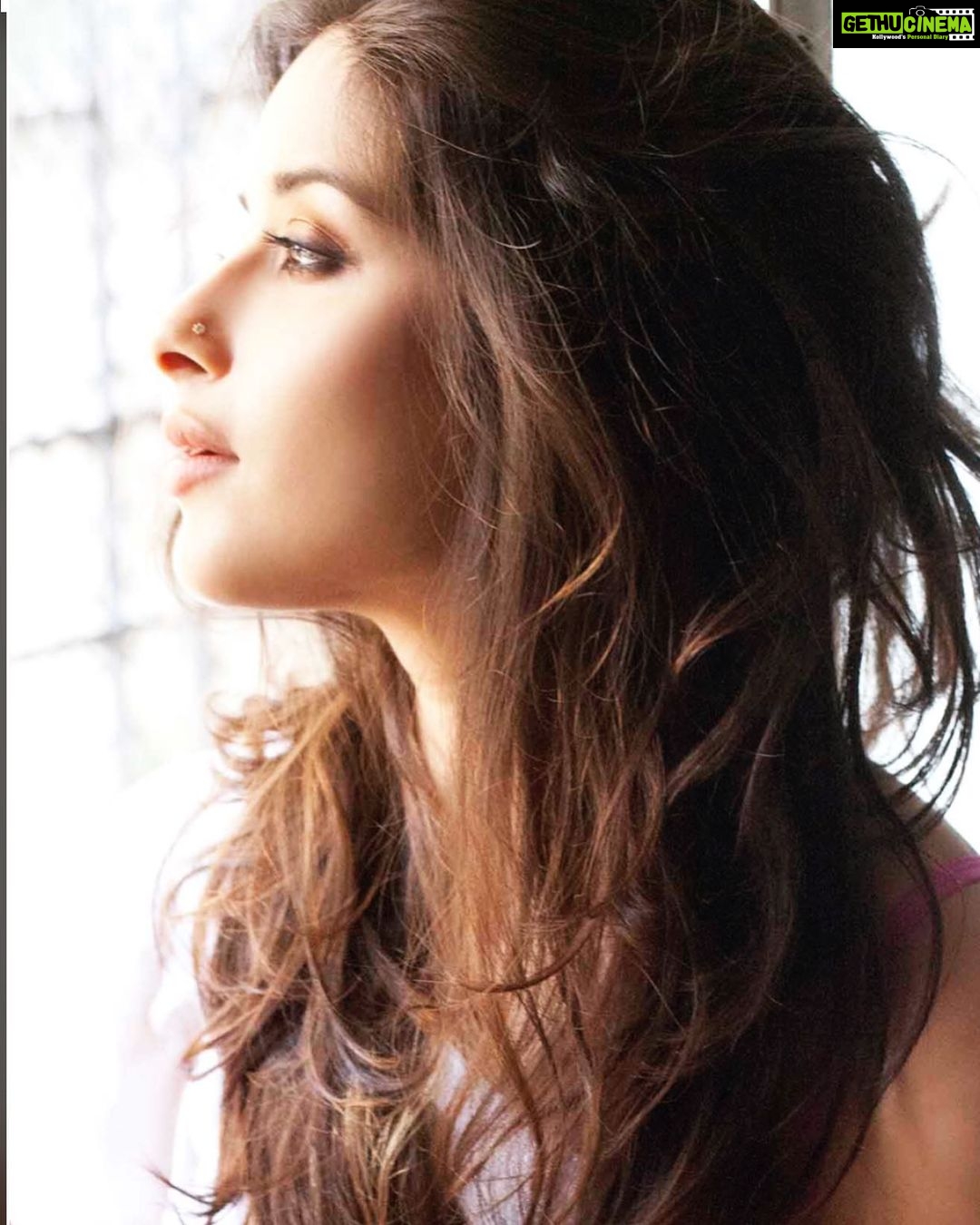 Madhuurima Instagram - see the moon I see the moon Oh, when you're looking at the sun🥰🥰. #thoughts #vibratehigher #lovequotes #love #beauty #gratitude #nyrabanerjee #babe #lucky #blessed