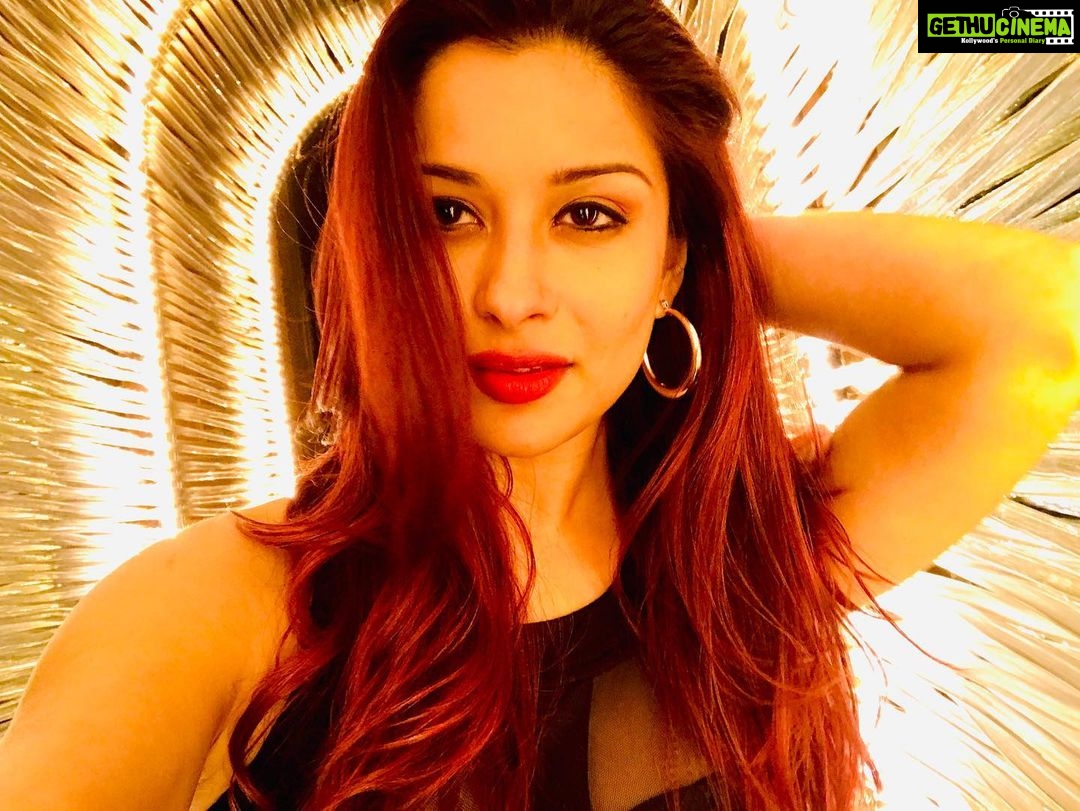 Madhuurima Instagram - Glow! Glow the gold ! Glow the silver! Glow the red! #glow #happy #republican #republicday