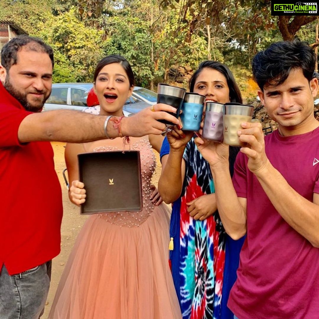 Madhuurima Instagram - Love your chai? Me too! There’s nothing like having a hot cup of chai with your team on a cold evening! In love with this @vayaindia POPCUP. These are not just stunning, but also keep my chai hot until the last sip! And, I cannot stop raving about this leather tray as well. Water resistant and in a beautiful color, @vayaindia Luxe tray is elegant, and perfect for serving a snack. #Vayaindia #VayaPOPCUP #VayaLuxeTray #Leathertray #Insulatedtumbler #tumbler