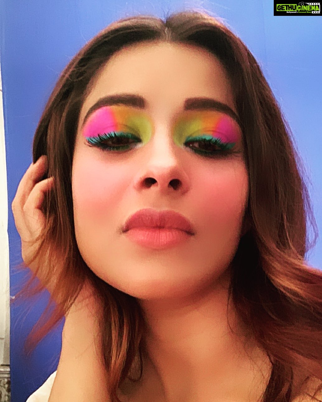 Madhuurima Instagram - Love the spunk ! Love yo colours jus the way my life is colourful ! #colours #coloursoflife #picoftheday #actor #divyadrishti #lovememes #eye #colourpallete #instafilters #makeup #selflove #coloursoflife #chakras #peach #lips