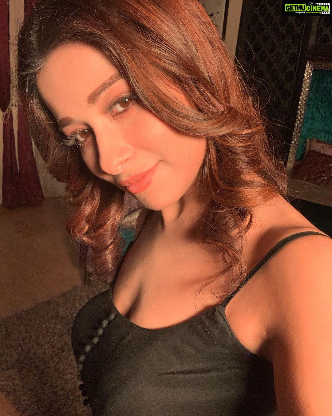 Madhuurima Instagram - I had a dream I got everything I wanted But when I wake up, I see You with me And you say, "As long as I'm here, no one can hurt you Don't wanna lie here, but you can learn to If I could change the way that you see yourself You wouldn't wonder why you hear 'they don't deserve you'" ❤️#musings @billiellish makes sense. #love #imissuinsanely #actor #actress #bollywood #eros #divyadrishti #nyrabanerjee #supernatural #shivya #imissu #baby #picoftheday #light #shotoniphone #aliabhatt #dishapatani #fiorr #skincare #glowup #orange