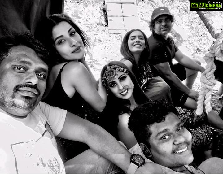 Madhuurima Instagram - With my beautiful team #divyadrishti @muktadhond @starplus @hotstar @hotstarpremium @satish_badde @sana_sayyad29, our director Arshad Sir. #sangeetaghosh , #bts #bt #film #filmphotography #picoftheday📷 #photographer #love #gratitude