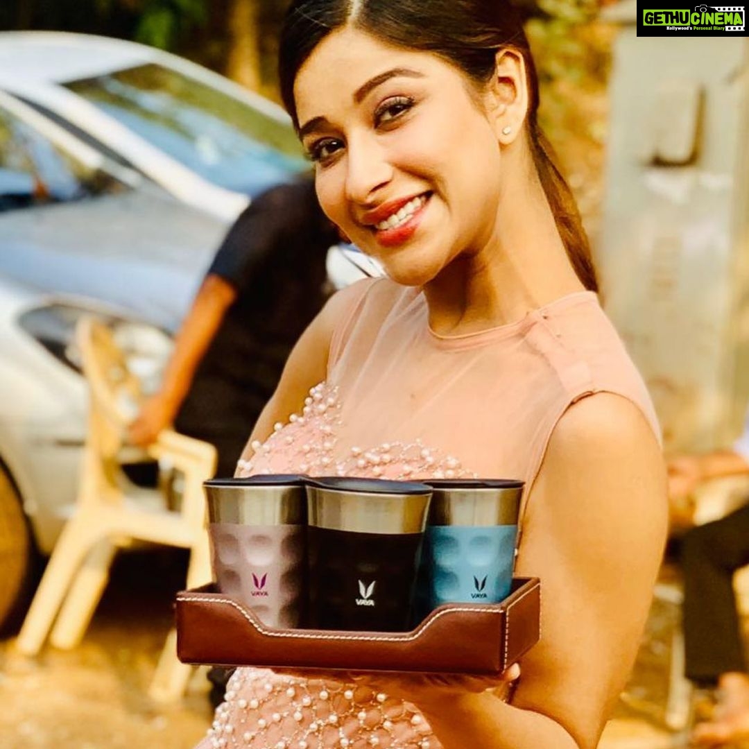 Madhuurima Instagram - Love your chai? Me too! There’s nothing like having a hot cup of chai with your team on a cold evening! In love with this @vayaindia POPCUP. These are not just stunning, but also keep my chai hot until the last sip! And, I cannot stop raving about this leather tray as well. Water resistant and in a beautiful color, @vayaindia Luxe tray is elegant, and perfect for serving a snack. #Vayaindia #VayaPOPCUP #VayaLuxeTray #Leathertray #Insulatedtumbler #tumbler
