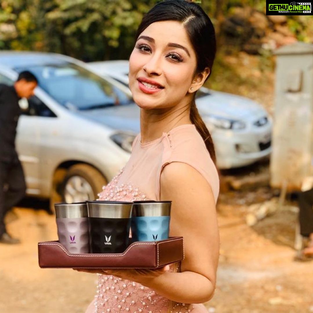 Madhuurima Instagram - Love your chai? Me too! There’s nothing like having a hot cup of chai with your team on a cold evening! In love with this @vayaindia POPCUP. These are not just stunning, but also keep my chai hot until the last sip! And, I cannot stop raving about this leather tray as well. Water resistant and in a beautiful color, @vayaindia Luxe tray is elegant, and perfect for serving a snack. #Vayaindia #VayaPOPCUP #VayaLuxeTray #Leathertray #Insulatedtumbler #tumbler