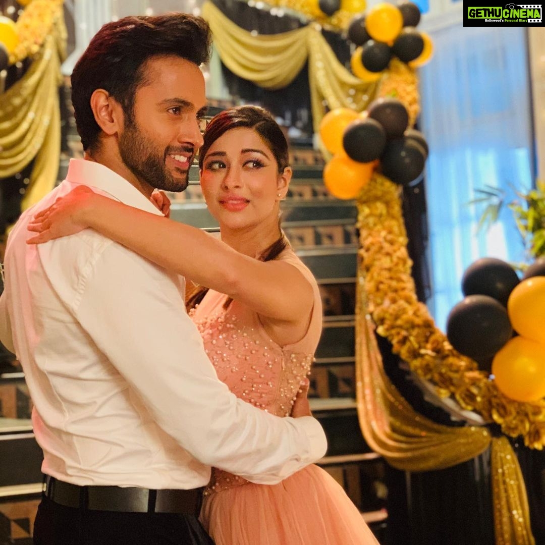 Madhuurima Instagram - It’s the ladies and gentlemen look 😎 with @mishkat1711 . Hope #Divyadrishti keeps entertaining you. Lots of twists and turns fir tomorrow’s episode . keep watching #saturday #sunday only on @starplus and @hotstar 7pm.