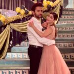 Madhuurima Instagram – It’s the ladies and gentlemen look 😎 with @mishkat1711 . Hope #Divyadrishti keeps entertaining you. Lots of twists and turns fir tomorrow’s episode . keep watching #saturday #sunday only on @starplus and @hotstar 7pm.