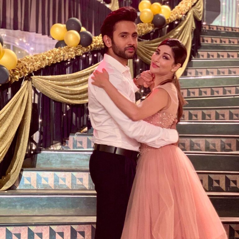 Madhuurima Instagram - It’s the ladies and gentlemen look 😎 with @mishkat1711 . Hope #Divyadrishti keeps entertaining you. Lots of twists and turns fir tomorrow’s episode . keep watching #saturday #sunday only on @starplus and @hotstar 7pm.