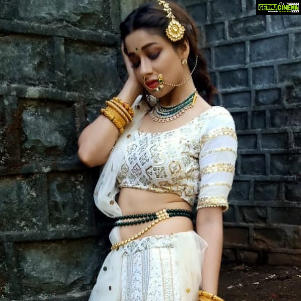 Madhuurima Instagram - Haha this is like kitnebaar mei banungi bride in #Divyadrishti @muktadhond @starplus @shivanishirali outfits @manasimanojofficial jewellery. Love my each look. #nyrabanerjee #gratitude #love #bollywood #supernatural #hit #dishapatani #shotoniphone