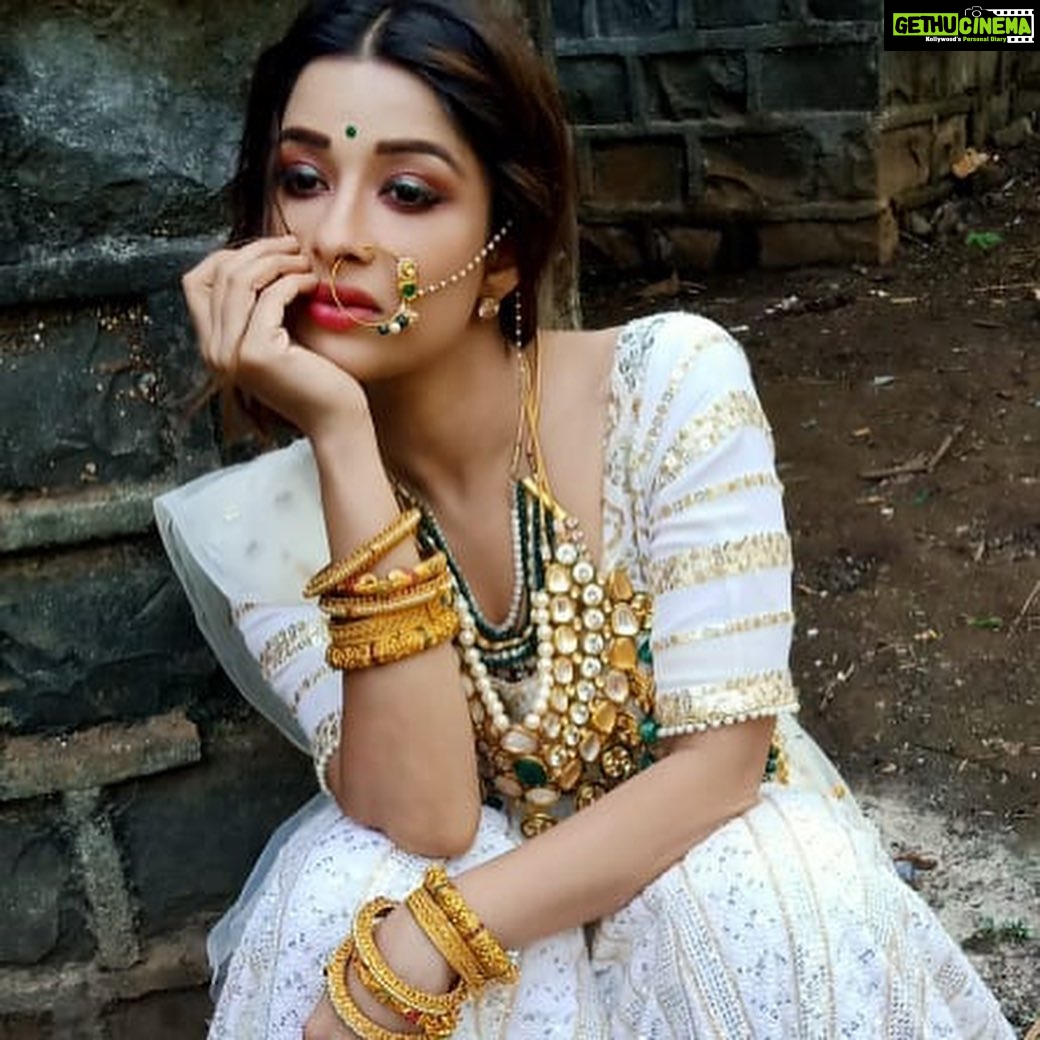 Madhuurima Instagram - Haha this is like kitnebaar mei banungi bride in #Divyadrishti @muktadhond @starplus @shivanishirali outfits @manasimanojofficial jewellery. Love my each look. #nyrabanerjee #gratitude #love #bollywood #supernatural #hit #dishapatani #shotoniphone
