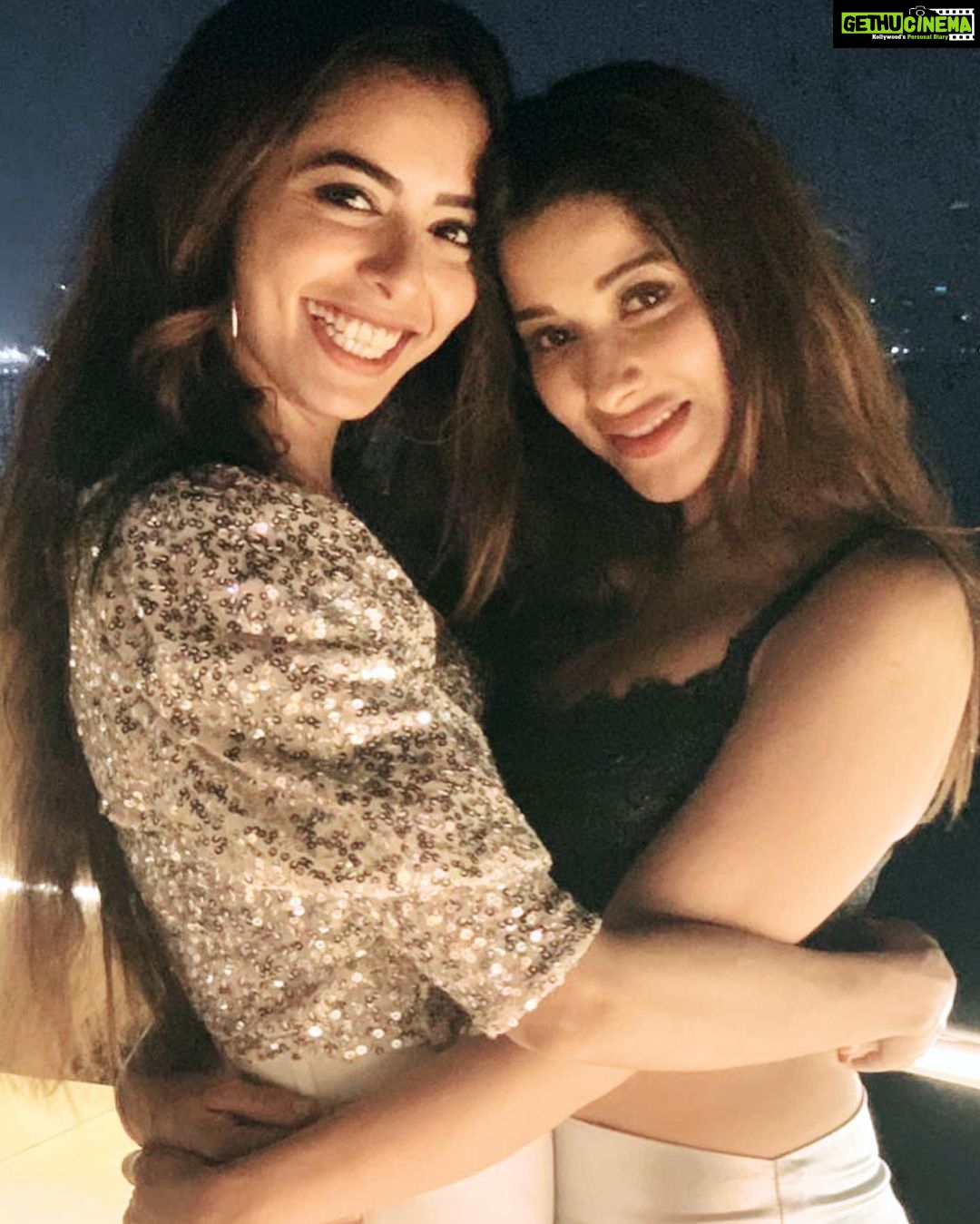 Madhuurima Instagram - Sistaas!!! All in glitzzz and shimmerzzzzzz @sana_sayyad29 #party #glitter #shimmer @abcelestialfloatel #buddies #starrynight #glam #glitzandglam #cruise #dineout #birthday #fandemand