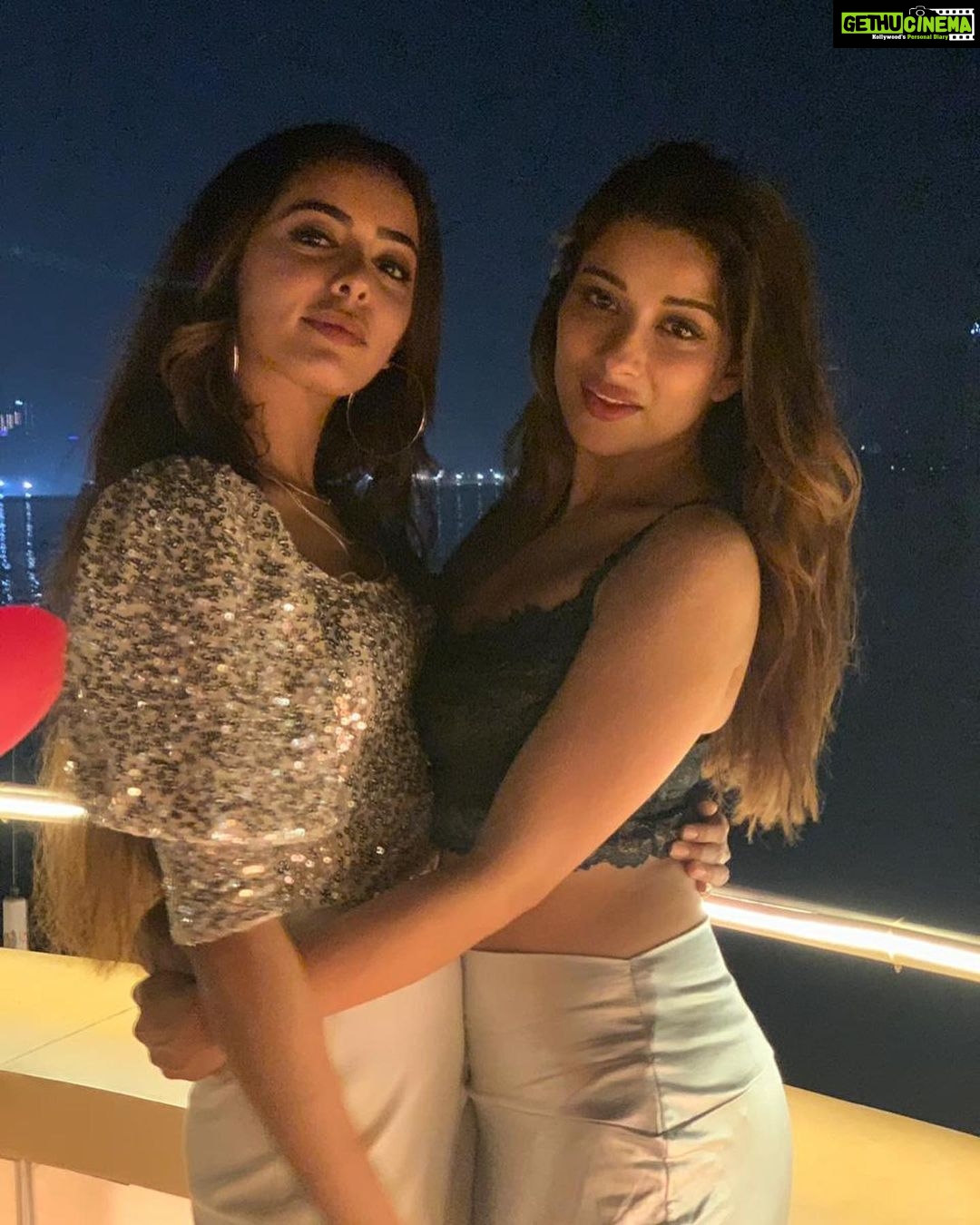 Madhuurima Instagram - Sistaas!!! All in glitzzz and shimmerzzzzzz @sana_sayyad29 #party #glitter #shimmer @abcelestialfloatel #buddies #starrynight #glam #glitzandglam #cruise #dineout #birthday #fandemand