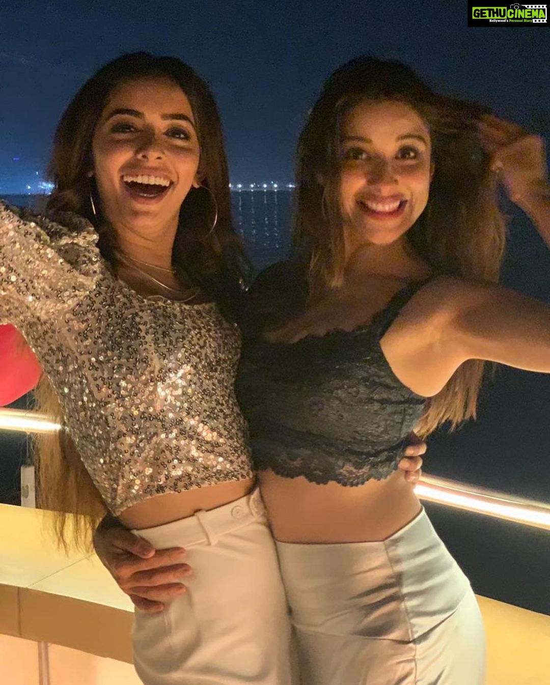 Madhuurima Instagram - Sistaas!!! All in glitzzz and shimmerzzzzzz @sana_sayyad29 #party #glitter #shimmer @abcelestialfloatel #buddies #starrynight #glam #glitzandglam #cruise #dineout #birthday #fandemand